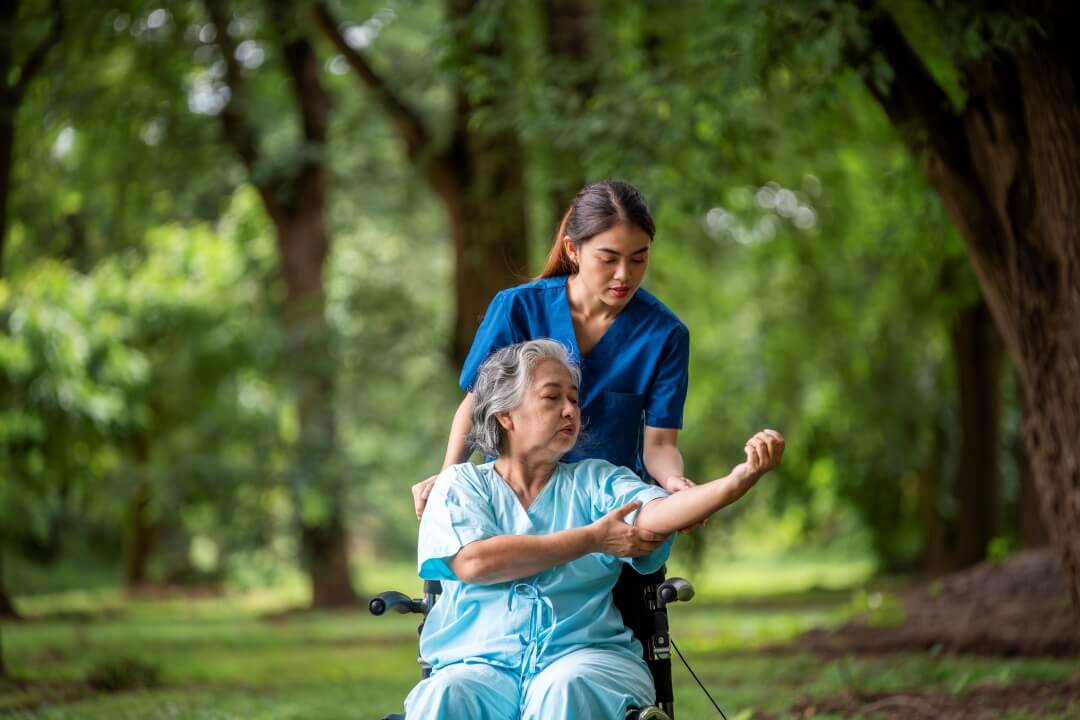 Support worker providing elderly companionship services in Melbourne